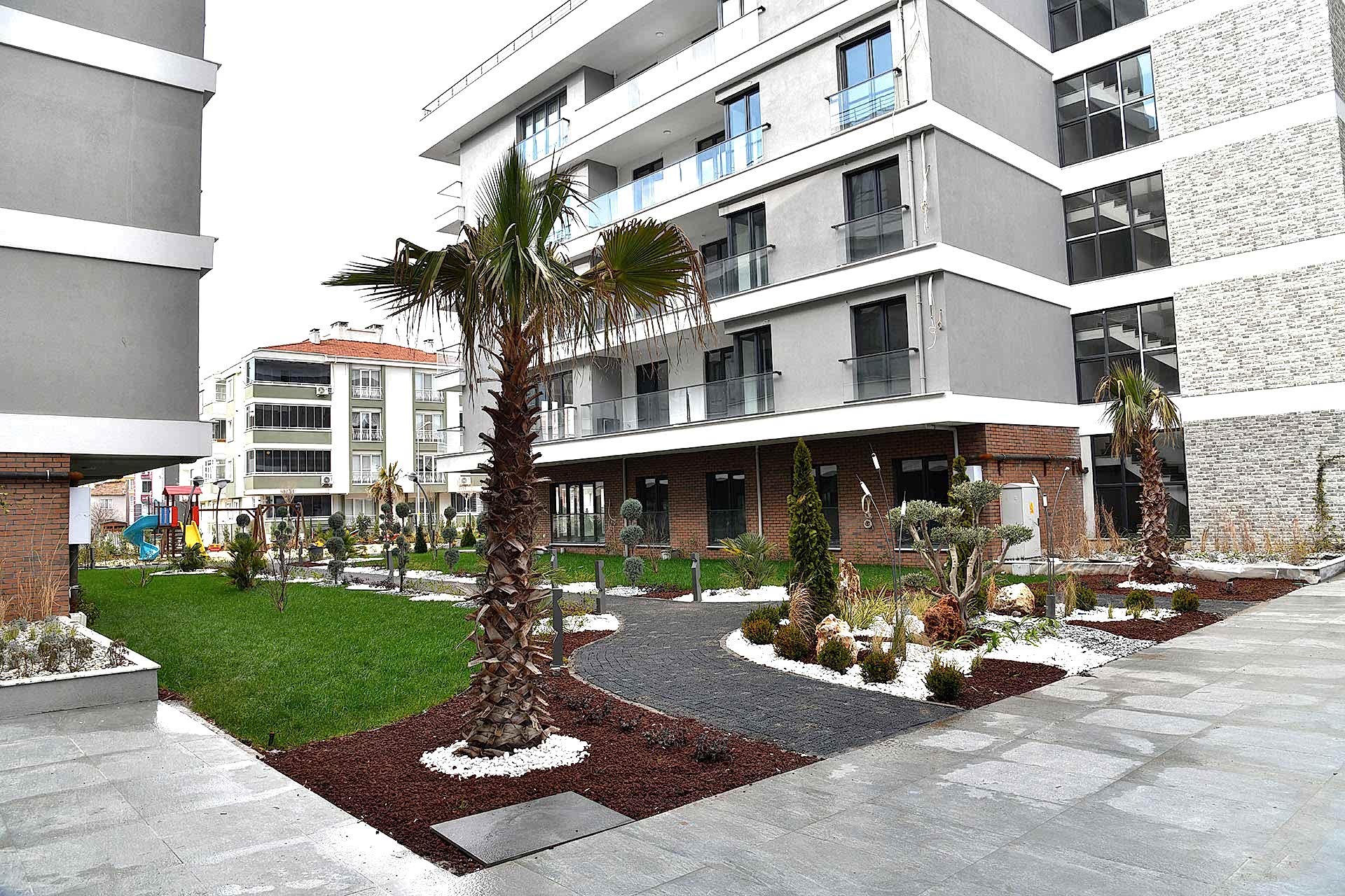 Peyzaj Uygulamaları ve Bahçe Bakımları