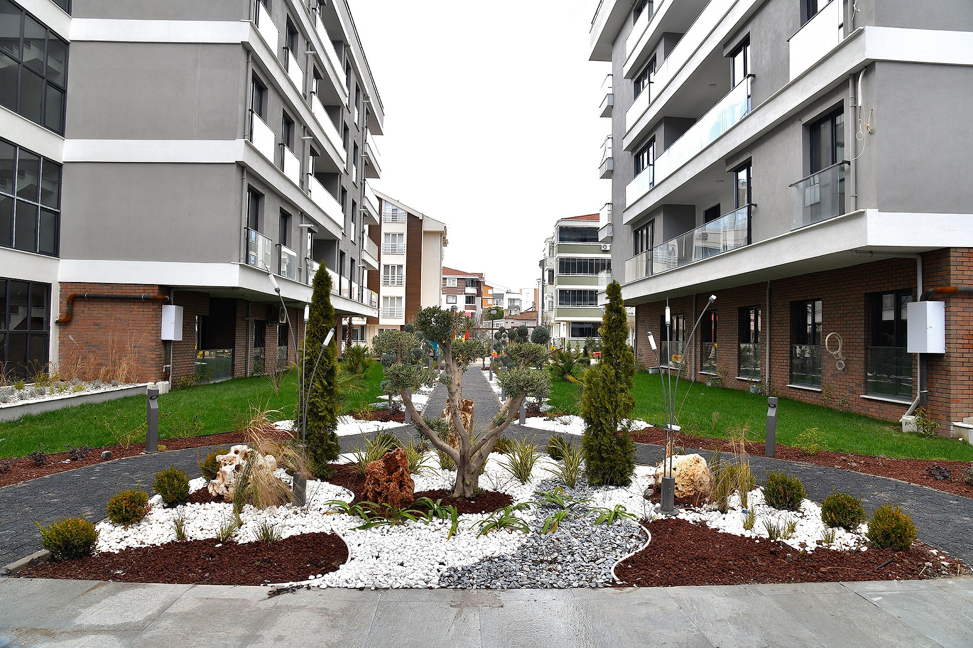 Peyzaj Uygulamaları ve Bahçe Bakımları